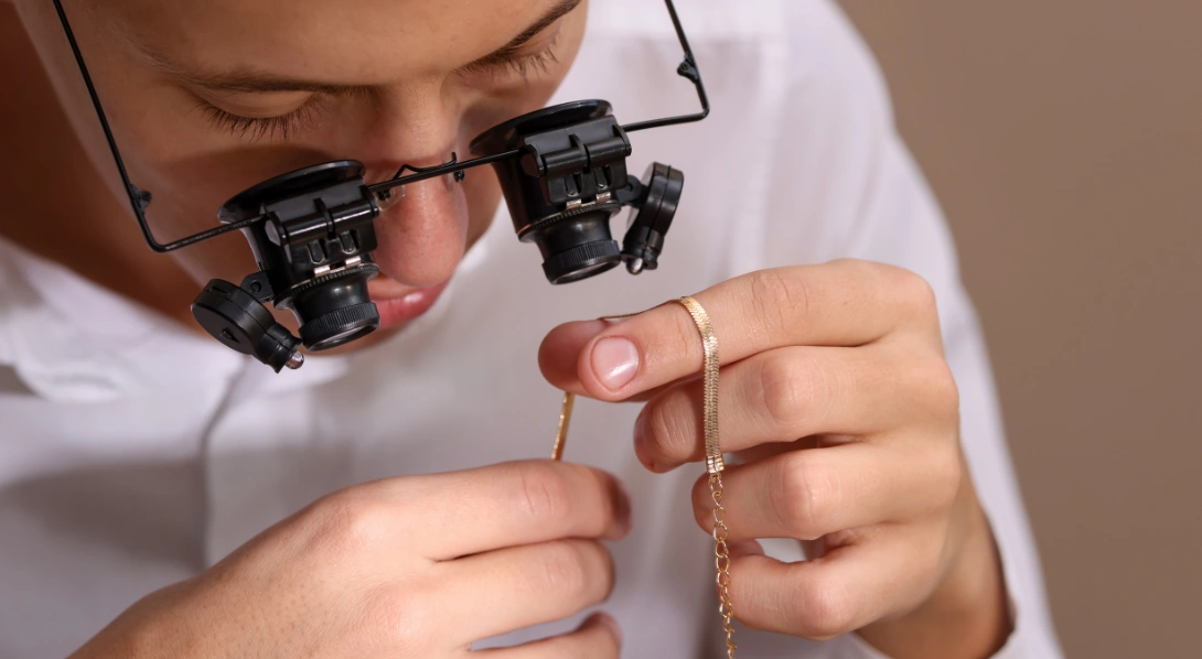 chain-under-magnifying glass