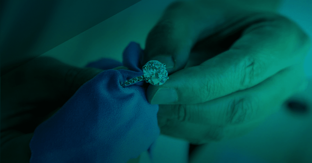 Cleaning of a solitaire ring