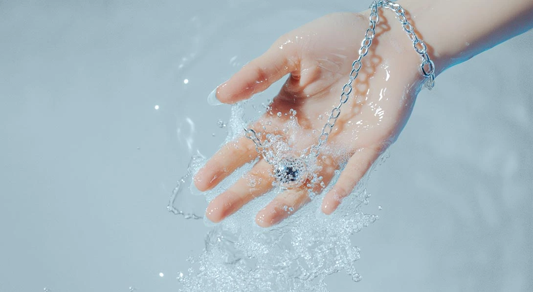 Cleaning jewelry naturally at home