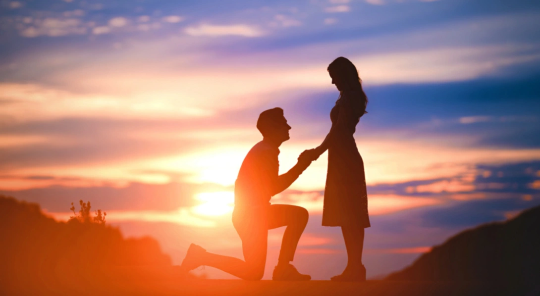 Man proposing to woman during picnic