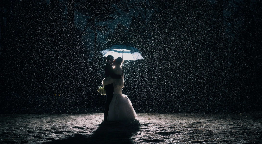 bride-and-groom-in-rain